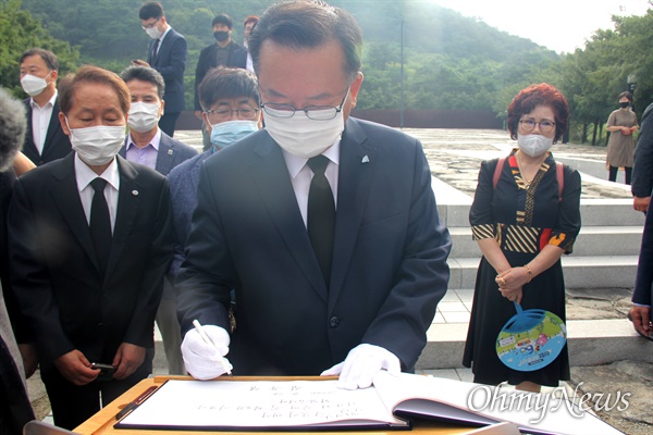 7월 18일 아침 봉하마을을 찾은 김부겸 전 의원이 고 노무현 전 대통령 묘역을 참배한 뒤 방명록에 서명하고 있다.