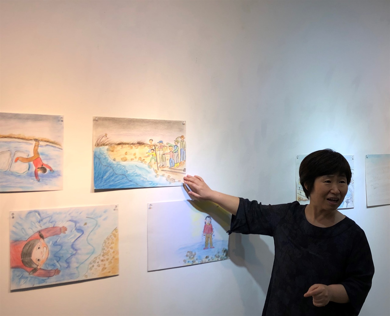 얼음배 작가 김영주 님이 물에 빠졌으니 건져 주지 않는 마을 사람들 마음을 읽고 마음이 놓였다고 설명하고 있다