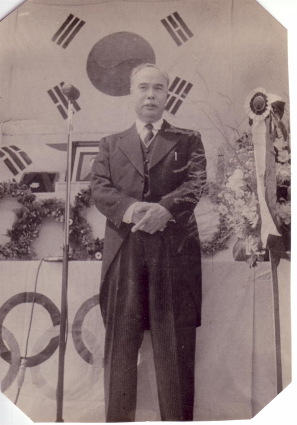 1947년 6월, 故 전경무 영결식에서 조사(弔詞)를 하고 있는 몽양 여운형