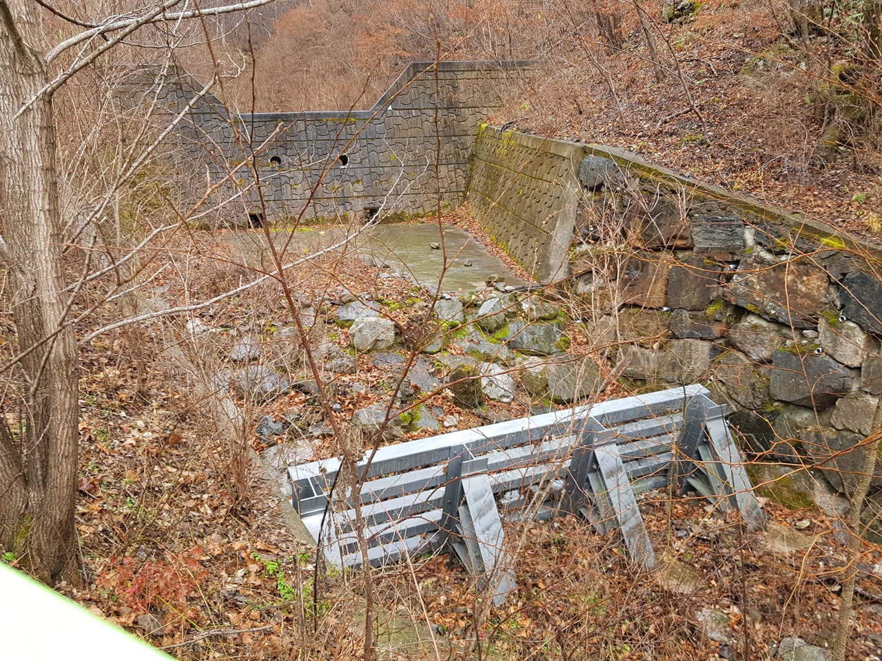 큰구무골 사방댐. 2008년 폐석 붕괴사고 후 주민들의 요구로 설치되었다.