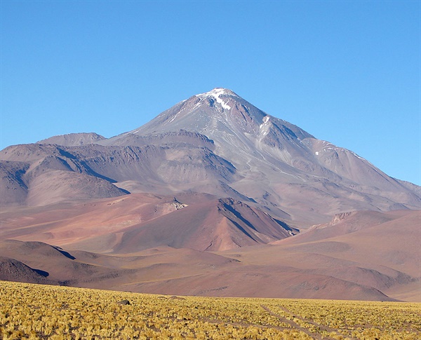 남미 유야이야코 산. 칠레와 아르헨티나의 경계를 이루며 정상 해발고도는 6739m이다. 활화산으로는 세계에서 2번째로 높다.