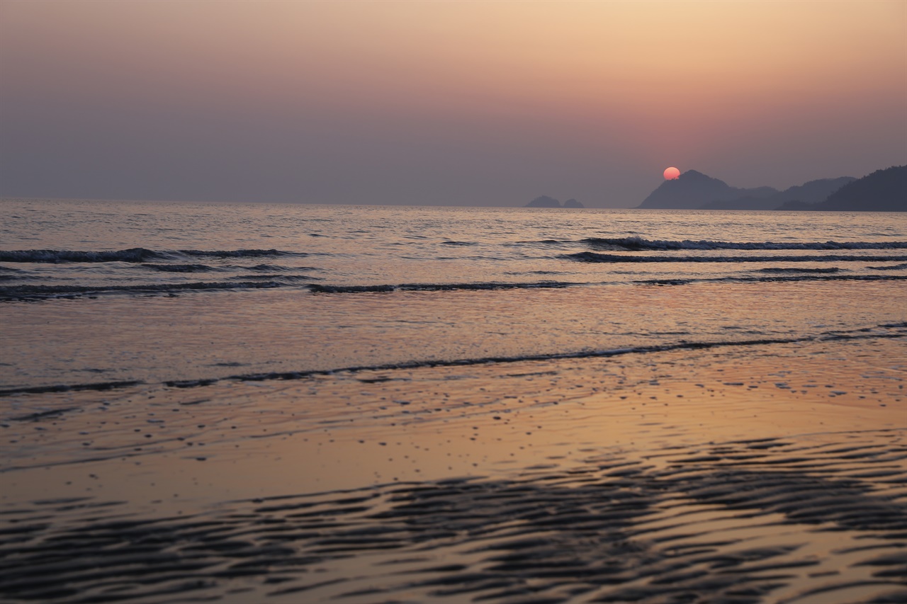 신안 자은도 백길해변의 해넘이. 부산에서 해돋이를 주로 보고 살았던 서상현·권성옥 씨 부부를 매료시킨 서남해안의 해넘이 풍경이다. 