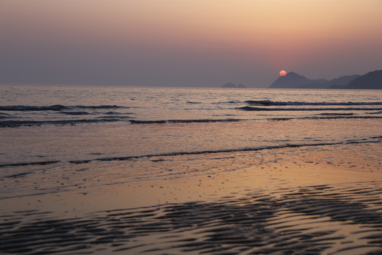  신안 자은도 백길해변의 해넘이. 부산에서 해돋이를 주로 보고 살았던 서상현·권성옥 씨 부부를 매료시킨 서남해안의 해넘이 풍경이다. 