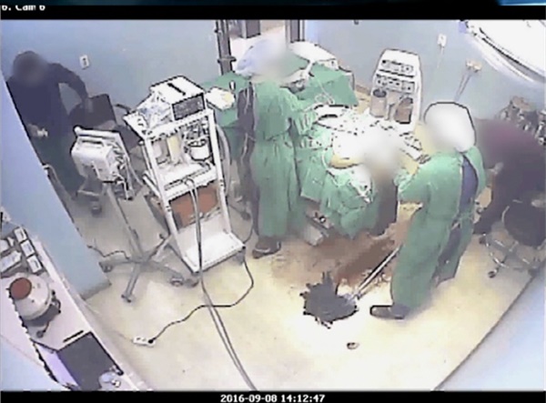 고 권대희 성형수술을 촬영한 CCTV. 바닥까지 흘러 내린 피를 간호조무사가 걸레로 닦고 있다