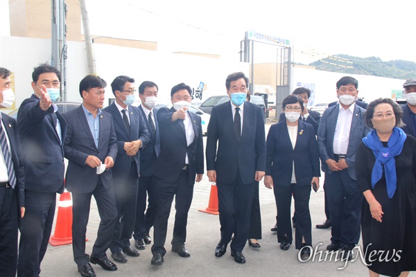 더불어민주당 이낙연 의원이 7월 20일 오후 봉하마을을 찾아 고 노무현 대통령 묘소를 참배했다.