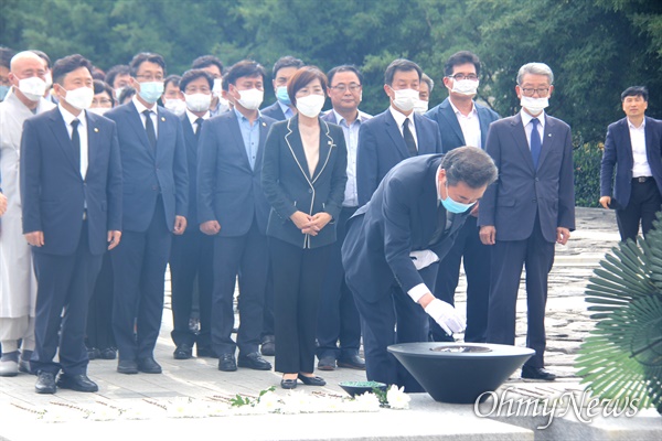 더불어민주당 이낙연 의원이 7월 20일 오후 봉하마을을 찾아 고 노무현 대통령 묘소를 참배했다.
