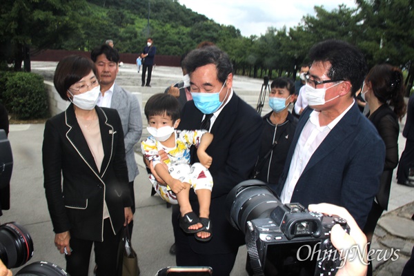 더불어민주당 이낙연 의원이 7월 20일 오후 봉하마을을 찾아 고 노무현 대통령 묘소를 참배한 뒤 한 아이를 안아보고 있다.