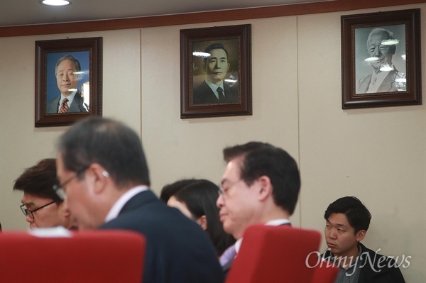 왼쪽부터 김영삼, 박정희, 이승만 전 대통령 사진을 당사에 걸었던 구 자유한국당, 현 국민의힘 모습(자료사진)
