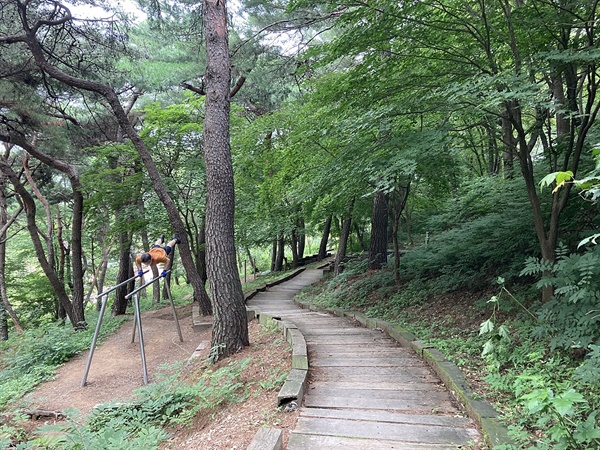 경주 충효동 소재 흥무공원에서 혼자 평행봉을 하고 있는 시민 모습