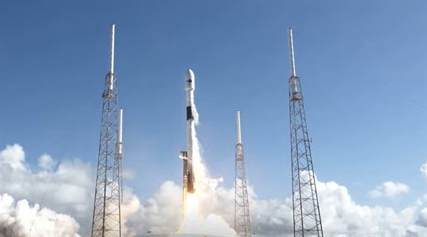 한국군 첫 전용 통신위성 '아나시스(Anasis) 2호'를 실은 팰컨9 로켓이 21일 오전 미국 플로리다주 케이프커내버럴 공군기지에서 발사되고 있다. 2020.7.21 