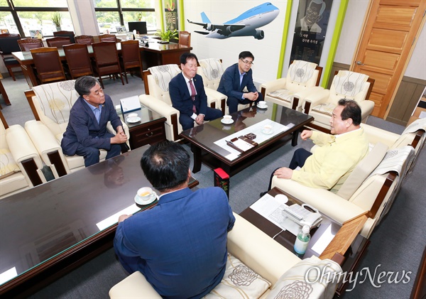 경북도의회 의장단이 20일 김영만 군위군수를 만나 대구경북통합신공항 이전지 최종 결정을 위해 결단을 촉구했다.