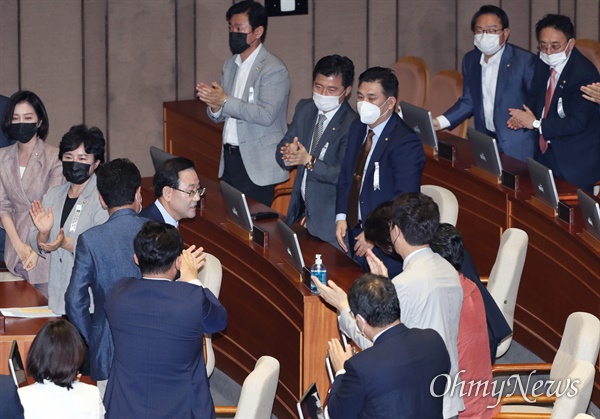 주호영 미래통합당 원내대표가 21일 오전 국회 본회의에서 교섭단체 대표연설을 마치고 나서자 조수진 의원 등 같은 당 의원들이 기립박수를 치고 있다. 