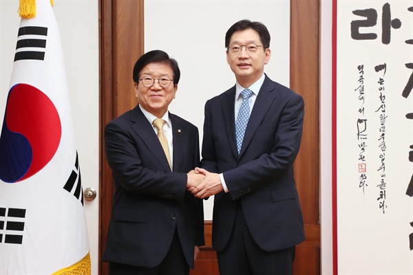 김경수 경남지사는 7월 21일 국회의장실을 찾아 박병석 의장을 만나 이야기를 나누었다.