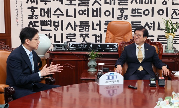 김경수 경남지사는 7월 21일 국회의장실을 찾아 박병석 의장을 만나 이야기를 나누었다.