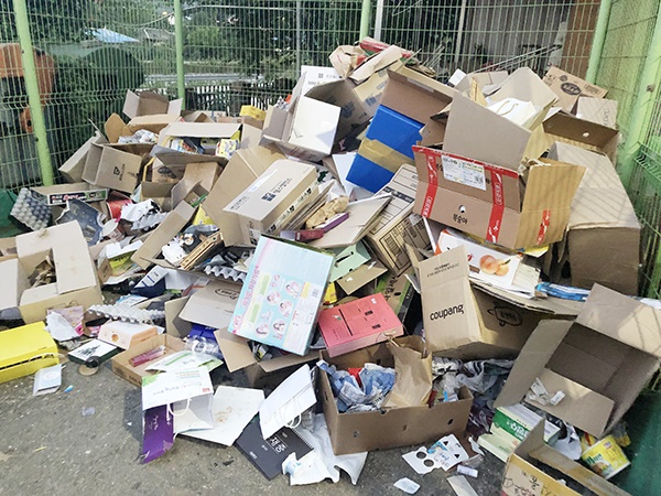 예산읍내 한 아파트 생활쓰레기 분리수거장에 수북이 쌓여있는 재활용종이류.