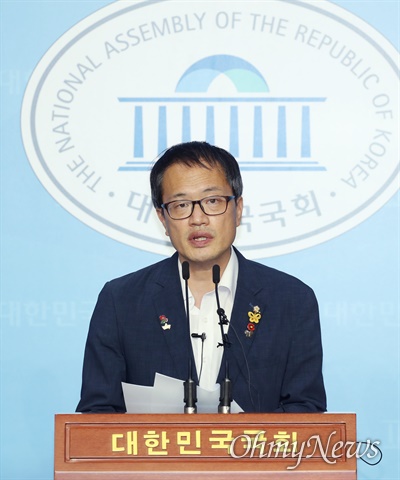 박주민 더불어민주당 의원(서울 은평갑) 21일 국회 소통관에서 기자회견을 열고 8.29 민주당 전당대회 당대표 선거 출마를 선언했다. 그는 출마선언문을 통해 "시대를 교체하는 첫번째 정당이 되겠다"라고 밝혔다.
