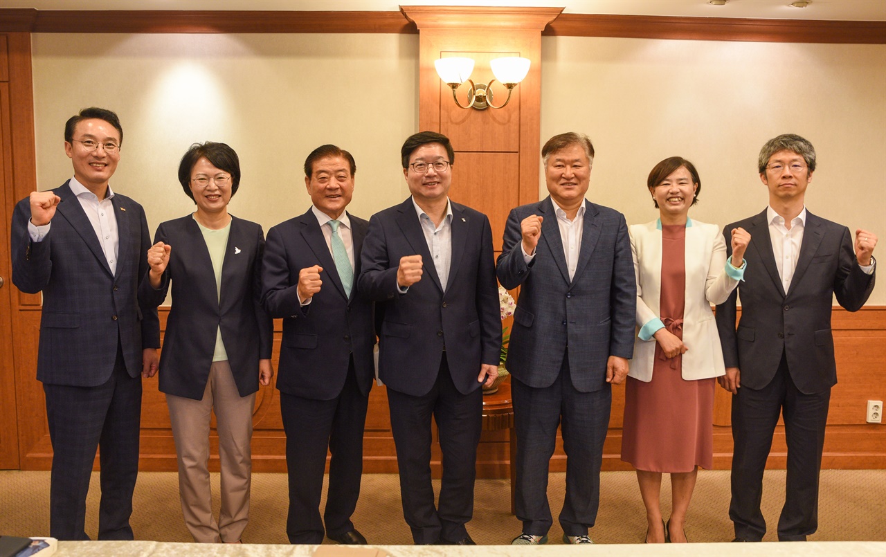 염태영 후보와 부산광역시 지역 더불어민주당 구청장들 
동래구(김우룡), 부산진구(서은숙), 금정구(정미영), 강서구(노기태), 연제구(이성문), 사상구(김대근) 구청장 등이 염태영 수원시장과 조찬을 함께 하며 자치분권을 위해 힘을 모으기로 했다.