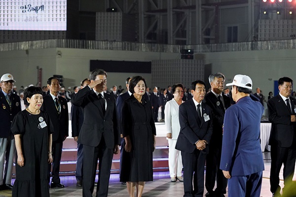 6.25 전쟁 참전용사였던 대표 류영봉(88세)씨는 지난 6.25 전쟁 70주년 행사 때 한국으로 귀국한 국군 전사자 147구를 대신해서 문재인 대통령에게 복귀신고를 했다.