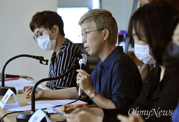 김재련 법무법인 온-세상 대표 변호사가 22일 오전 서울 시내 모처에서 열린 '서울시장에 의한 위력 성폭력 사건 2차 기자회견'에서 발언을 하고 있다.
