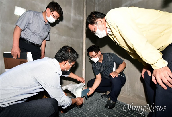 박남춘 인천시장이 7월 17일 수돗물 유충 발생과 관련해 서구 청라배수지를 방문해 현장을 점검하고 있다.