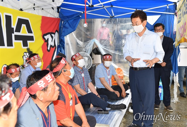 이철우 경북도지사가 22일 농성을 벌이고 있는 군위군통합신공항 추진위 회원들을 만나 통합신공항 공동후보지 신청 당위성을 설명하고 있다.