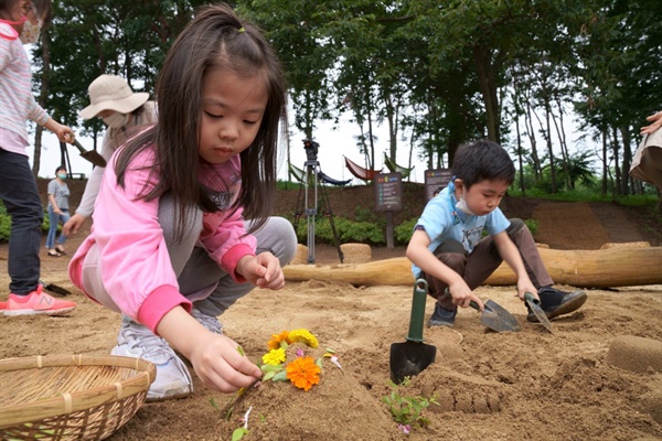 대부분 숲 놀이터가 엄마, 아빠와 함께 즐길 수 있어, 놀이도 즐기고 자연을 공부하는 등 힐링 공간으로 구성되어 있었다.