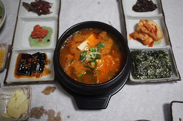 얼큰하고 칼칼한 국물 맛이 일품인 참가자미 매운탕