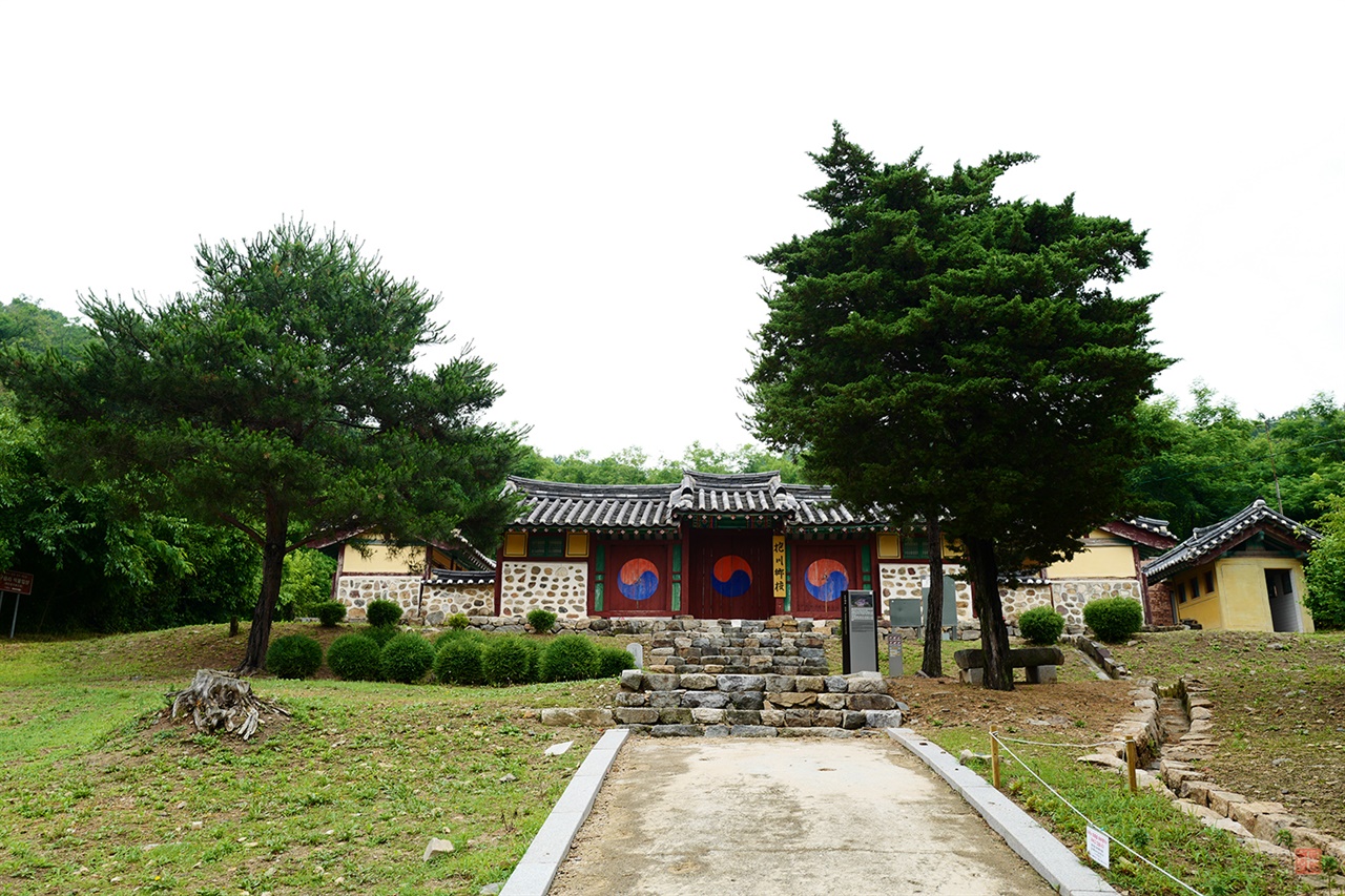  포천 군내면은 조선시대에는 현아가 있었고 1905년까지는 포천군청이 있던 유서깊은 고장이다. 삼국시대 축성된 반월성, 고려시대 때 세워진 포천향교 등의 유적지가 있다. 