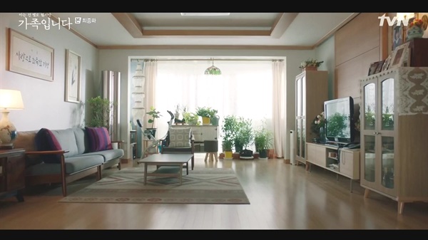  tvN <(아는 것은 없지만) 가족입니다>의 마지막 장면. 거실을 전체를 감싼 햇살처럼 따스하게 마무리 됐다. 