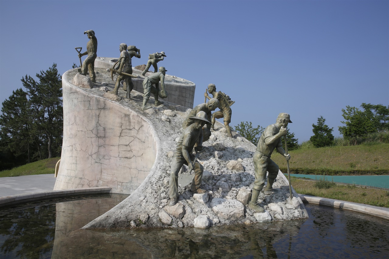 오마간척 한센인 추모공원의 상징 조각상. 당시 한센인들의 고된 노동을 표현하고 있다.