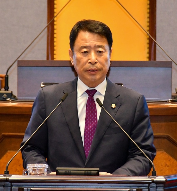 후반기 강남구의회 의장 선출된 한용대 의원이 인사말을 하고 있다.