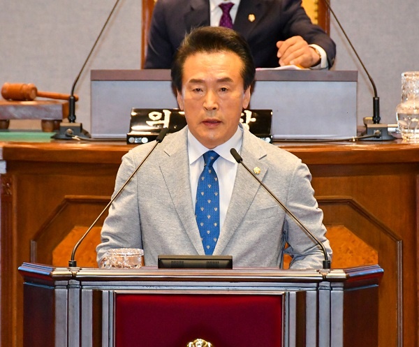 후반기 강남구의회 부의장으로 선출된 김영권 의원.