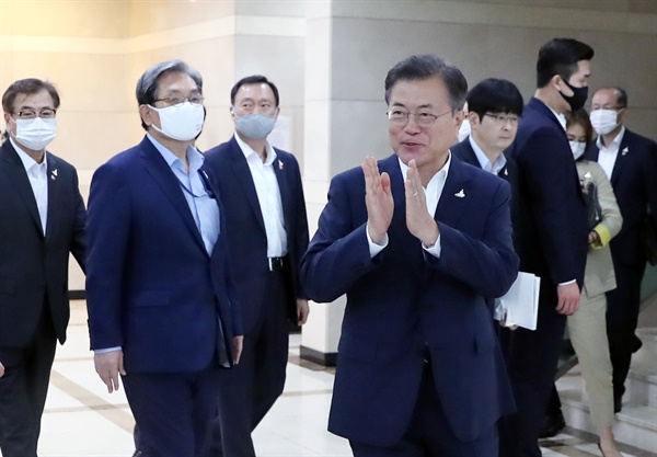 문재인 대통령이 지난 7월 23일 대전 유성에 위치한 국방과학연구소에서 첨단 무기와 군사장비를 시찰한 뒤 이동하며 연구진에게 격려의 박수를 보내고 있다.