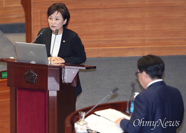 김현미 국토부 장관이 23일 국회 본회의에서 열린 경제분야 대정부질문에 출석, 의원 질의에 답변하고 있다. 