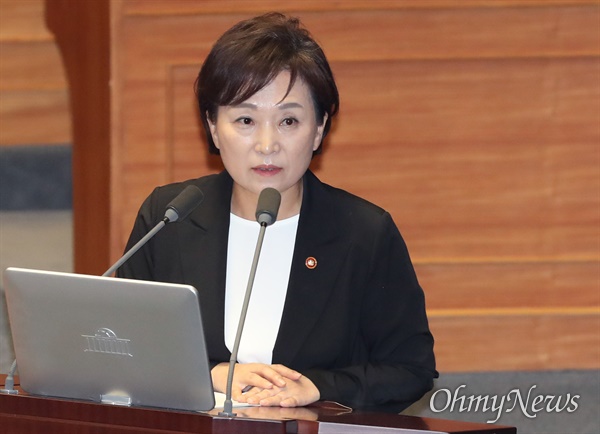 김현미 국토부 장관이 23일 국회 본회의에서 열린 경제분야 대정부질문에 출석, 의원 질의에 답변하고 있다. 