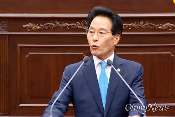 김하용 경남도의회 의장이 7월 23일 열린 임시회 본회의에서 자신에 대한 불신임안에 대해 신상발언하고 있다.