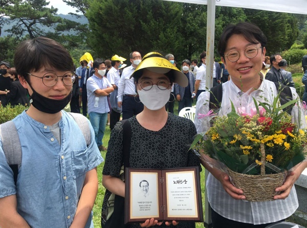 지난 18일 경기 남양주에 있는 마석 모란공원묘지에서 열린 2주기 추모제에서 '전쟁없는세상'이 제2회 노회찬상을 수상했다. 최정민 활동가가 상을 들고 있다.