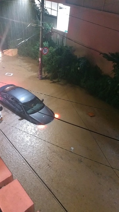  (부산=연합뉴스) 23일 오후 부산 문현동 한 도로가 침수해 차량이 물에 잠겨 있다. 