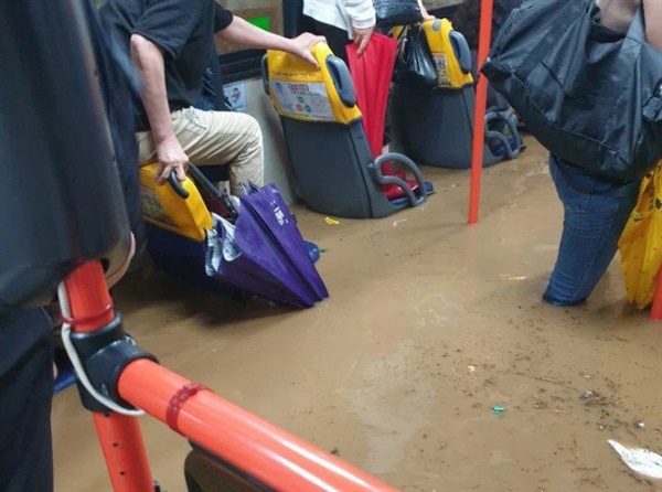 집중호우가 내린 23일 부산 한 버스에 도로 침수로 물이 차올라 시민들이 불편을 겪고 있다. 