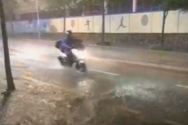 지난 23일 폭우가 쏟아지는 부산의 한 도로에서 오토바이가 달리고 있다.  (라이더유니온 제보)