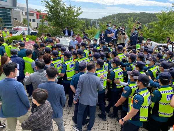 산업부, 재검토위, 월성지역실행기구가 24일 오전 10시 경북 경주 감포읍 복지회관에서 ';월성원전 사용후핵연료 저장시설 찬반 주민의견수렴(지역공론화)' 결과를 발표하려 미리 도착한 울산주민투표운동본부 소속 울산시민들, 월성원전 핵쓰레기장 추가건설 반대 경주시민대책위, 월성핵쓰레기장 건설반대 양남면대책위양남면주민대책위 소속 주민 등이 발표회장으로 들어하려는 과정에서 이를 막는 경찰과 섞여 있다