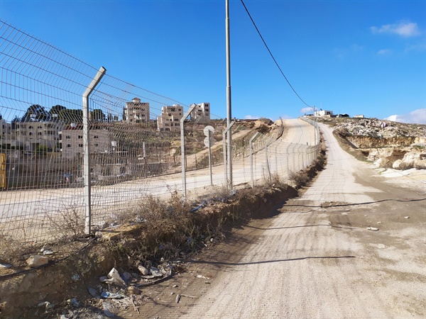 왼쪽은 베들레헴, 오른쪽은 예루살렘이다. 이 경계는 이스라엘이 만든 것이고 그들은 두 마을 사이에 끝없는 철조망을 처놓았다. 그리고 예루살렘에 속해 있는 와디 알 홈무스 마을만 집들이 부서져있다. 하늘은 무심히 푸르다.