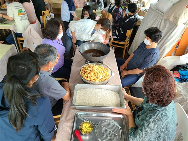  서산생강한과 만들기에 도전한 참석자들이 설명을 듣고 있다.