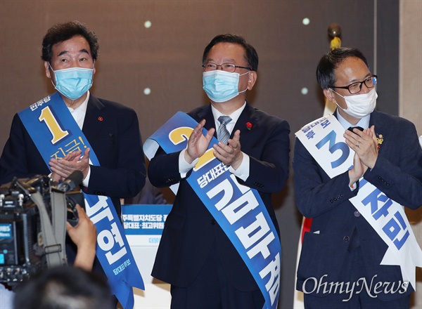 민주당 당권 경쟁 돌입... 제주서 첫 합동연설회 더불어민주당 당대표 선거에 나선 이낙연·김부겸·박주민(왼쪽부터) 후보가 25일 오후 제주 퍼시픽호텔에서 열린 제주 대의원대회에서 함께 박수치고 있다. 