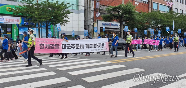  민주노총 경남본부 노동자통일선봉대는 7월 25일 창원진해에서 “미군 진해세균부대 추방, 한미워킹그룹 해체 경남대회”를 열었다.