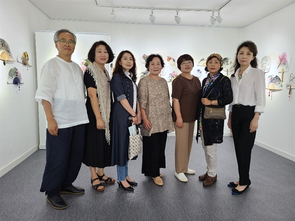 활발한 창작 활동으로 서산지역 문화발전에 기여하고 있는 담지연회 회원들.