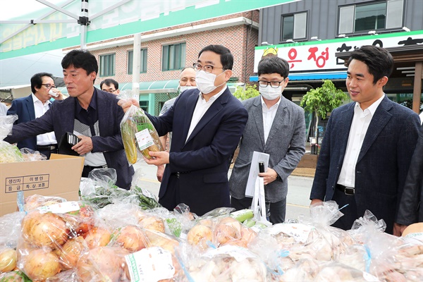 허성무 창원시장이 7월 25일 진전농협 대정지소 앞에서 올해 첫 ‘창원농산물 주말 직거래장터’를 둘러보고 있다.