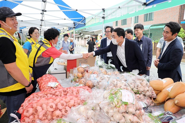 허성무 창원시장이 7월 25일 진전농협 대정지소 앞에서 올해 첫 ‘창원농산물 주말 직거래장터’를 둘러보고 있다.