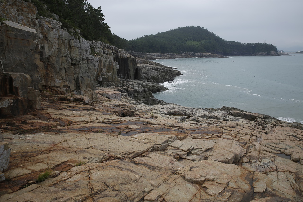 낭도의 아름다운 해안 풍경과 해식애. 따로 깎아서 만든 것 같은 바위가 기기묘묘하다.