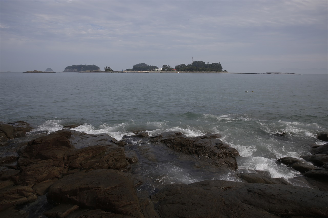 낭도의 산타바 해변에서 본 사도 풍경. 낭도와 사도는 손에 잡힐 듯 가까운 섬이다.